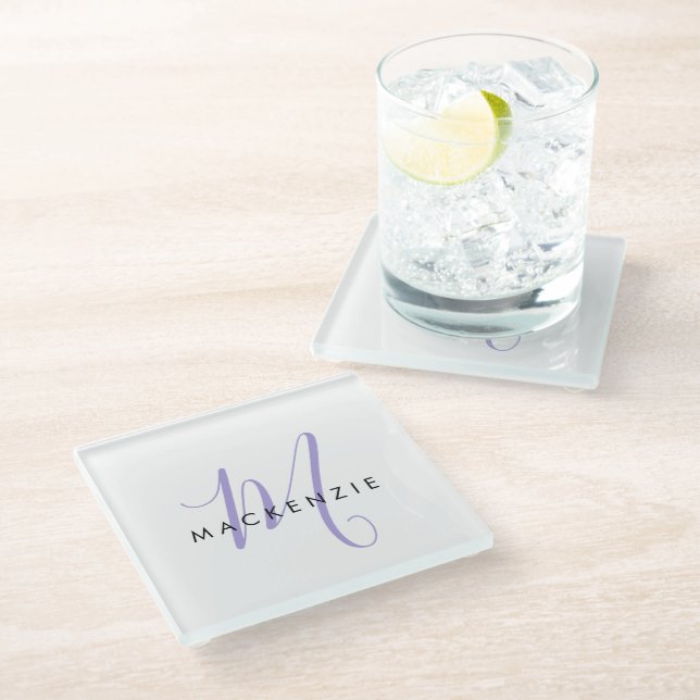 Elegantes, modernes White Lavender Script Monogram Glasuntersetzer (Schrägansicht)