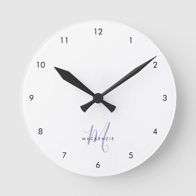 Elegantes, modernes White Lavender Script Monogram Runde Wanduhr (Vorderseite)