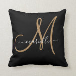 Elegantes Monogram Black Gold Name Throw Pillow Kissen<br><div class="desc">Personalisiertes Wurfkissen mit einem Goldskript-Initial und einem weißen Skriptnamen. Moderne,  minimalistische Typografie. Klicken Sie auf "Anpassen Sie weiter,  um unser einfaches Design-Tool zu verwenden,  um einen anderen Initial-oder Name-Schriftart zu wählen.</div>