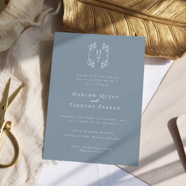 Elegantes Monogram Floral Wappen Dusty Blue Weddin Einladung (Von Creator hochgeladen)