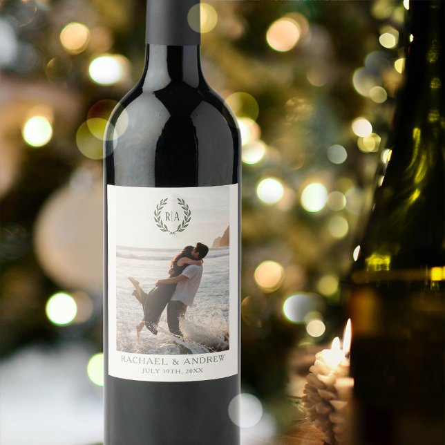 Elegantes Monogram Foto Wedding Wreath Green Weinetikett (Von Creator hochgeladen)