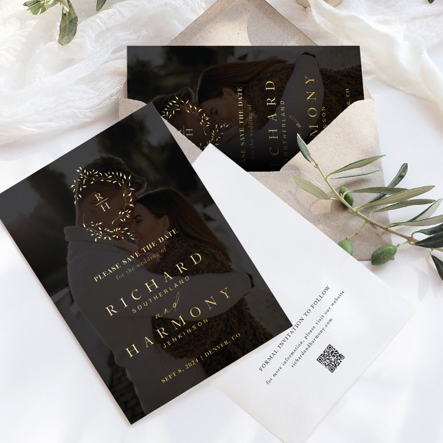 Elegantes Monogram Wreath Black Foto Save the Date Folieneinladung (Von Creator hochgeladen)