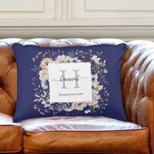 Elegantes Monogramm Hübsche Beige Blaue Blumen Flo Dekokissen