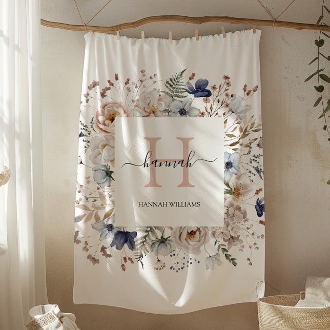Elegantes Monogramm Hübsche Beige Blaue Blumen Flo Fleecedecke (In situ)