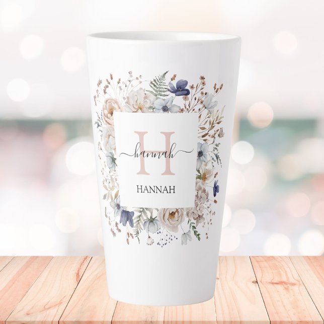 Elegantes Monogramm Hübsche Beige Blaue Blumen Flo Milchtasse (In situ)