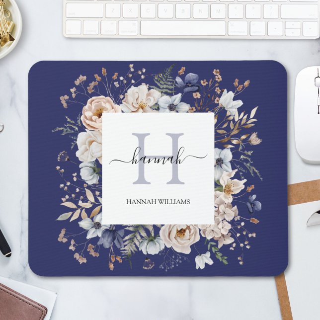 Elegantes Monogramm Hübsche Beige Blaue Blumen Flo Mousepad (In situ)