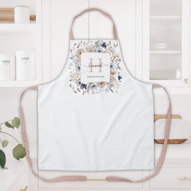 Elegantes Monogramm Hübsche Beige Blaue Blumen Flo Schürze (In situ)