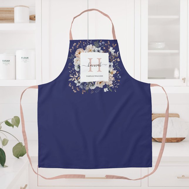 Elegantes Monogramm Hübsche Beige Blaue Blumen Flo Schürze (In situ)