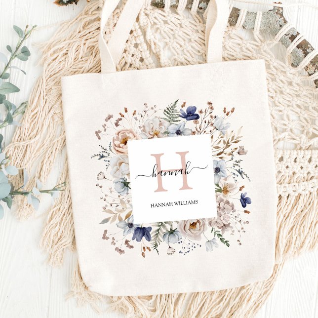 Elegantes Monogramm Hübsche Beige Blaue Blumen Flo Tragetasche (In situ)