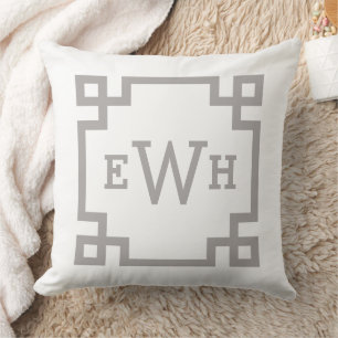 Elegantes Monogramm in Pewtergrau mit griechischem Kissen