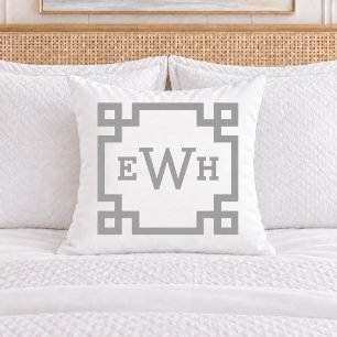 Elegantes Monogramm in Pewtergrau mit griechischem Kissen
