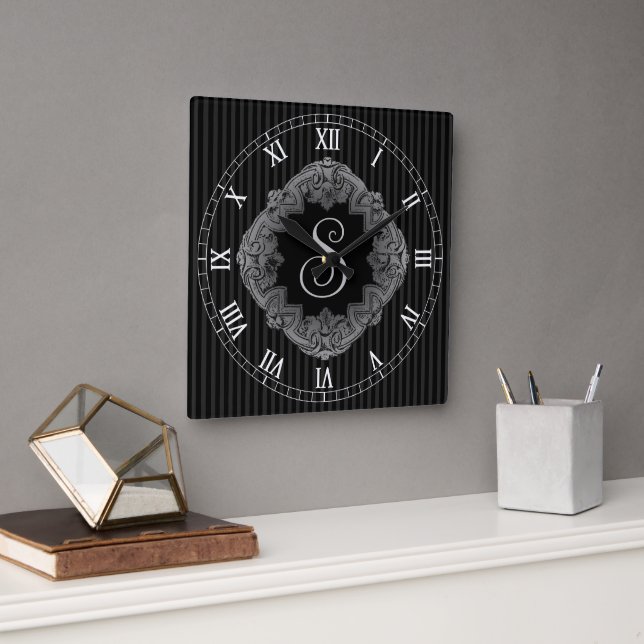 Elegantes Monogramm-Initial Quadratische Wanduhr (Büro)