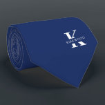 Elegantes Monogramm   Name | Navy Blue | einseitig Krawatte<br><div class="desc">Eine elegante Krawatte mit einem fett-weißen Monogramm auf einem tiefen Navy Blue Hintergrund. Hinzu kommt der Vor- oder Nachname,  der in allen Hauptstädte angegeben ist.</div>
