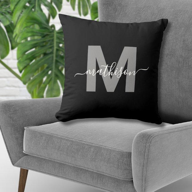 Elegantes Monogramm Schwarz-weißer Familienname Kissen (Elegant Black White Family Name Monogram Throw Pillow)