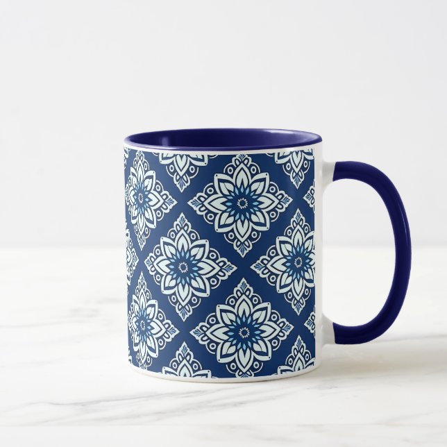 Elegantes Muster mit blauer Geometrie Tasse (Rechts)