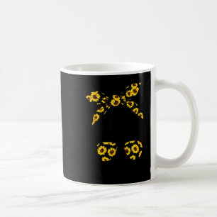 Elegantes Mutterleben mit sonniger, unordentlicher Kaffeetasse