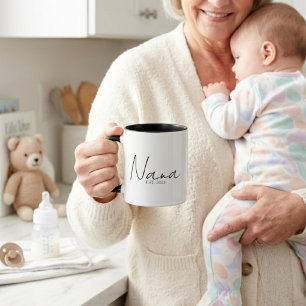 Elegantes Nana-EST-Jahr Minimalistisches Schrift-D Tasse