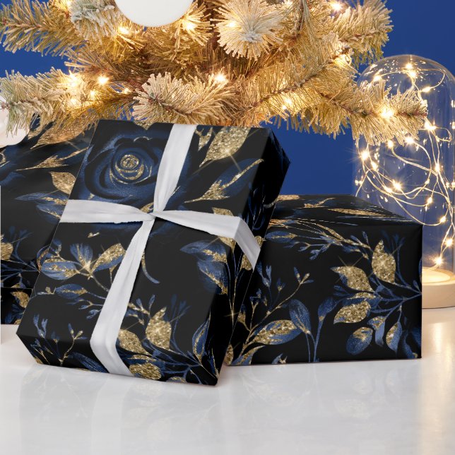 Elegantes Navy Blue and Gold Rose Blumenmuster Geschenkpapier (Feiertage)