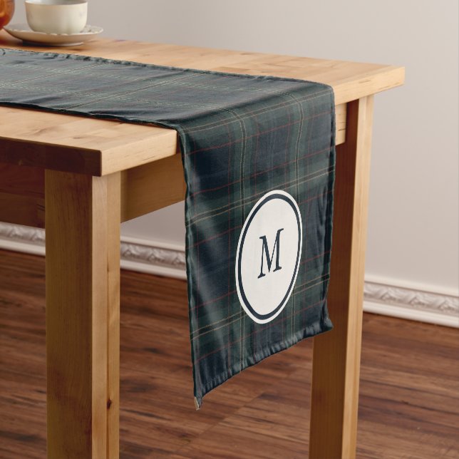 Elegantes Navy Blue and Green Kariert Monogram Kurzer Tischläufer (Beispiel)