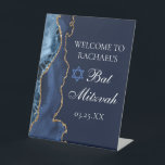 Elegantes Navy Blue Gold Agate Bat Mitzvah Party Sockelschild<br><div class="desc">Eleganter Marineblau und Goldmedaille schmücken die Seite dieses modernen Bat Mitzvah Party und empfangen das Schild der Podest. Der Name Ihrer Tochter ist in einem schönen formalen Drehbuch unter dem Stern von David geschrieben. Ideal für eine schicke,  stilvolle jüdische Familie,  die ein Mädchen feiert,  das zur Tora gerufen wird.</div>
