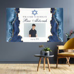 Elegantes Navy Blue Gold Bar Mitzvah Party Foto Banner<br><div class="desc">Eleganter Marineblau und Goldmedaille schmücken die Seite dieses modernen Bar Mitzvah Party Begrüßungsbanners. Der Name Ihres Sohnes ist in einem schönen formalen Drehbuch unter dem Stern von David geschrieben. Fügen Sie ein Foto über seinem Geburtstag hinzu. Ideal für eine schicke, stilvolle jüdische Familie, die einen Jungen feiert, der zur Tora...</div>