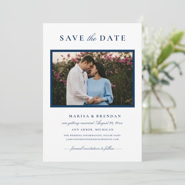 Elegantes Navy Blue Wedding Foto Save The Date (Stehend Vorderseite)