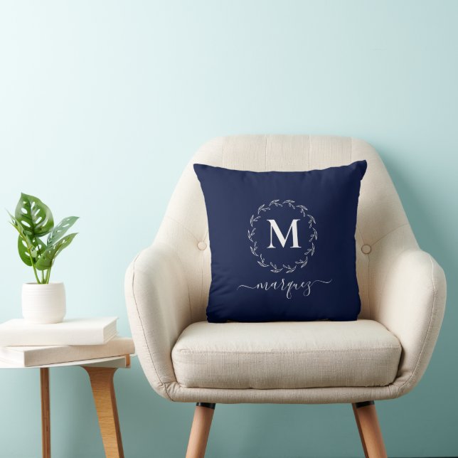 Elegantes Navy Personalisiert Wreath Monogramm Kissen (Stuhl )