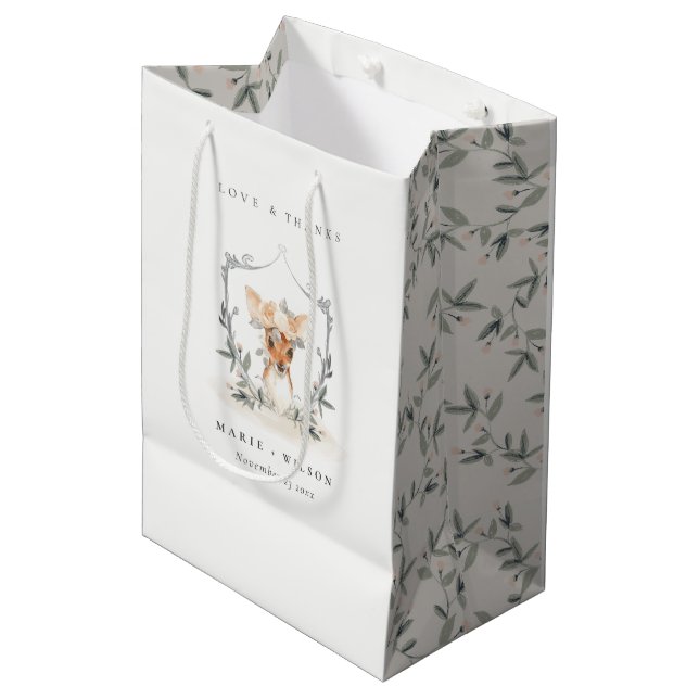Elegantes Niedliches Dusky Deer Floral Wappen Hoch Mittlere Geschenktüte (Vorderseite Schrägansicht)