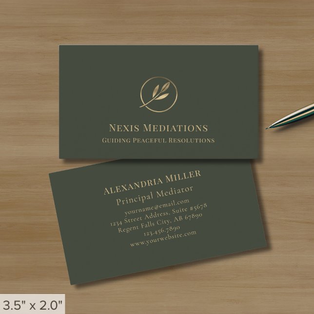 Elegantes Olive Green Gold Leaf Logo Visitenkarte (Von Creator hochgeladen)