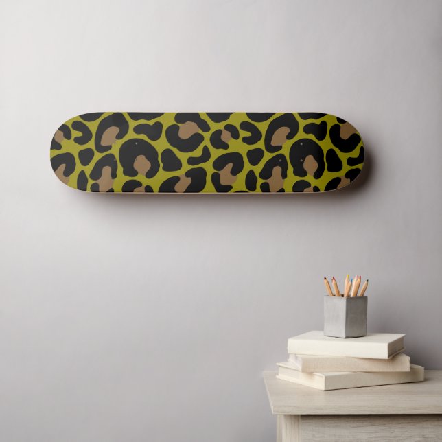 Elegantes Olivgrün und schwarzer Leopardenprint  Skateboard (Wandkunst (Horz))