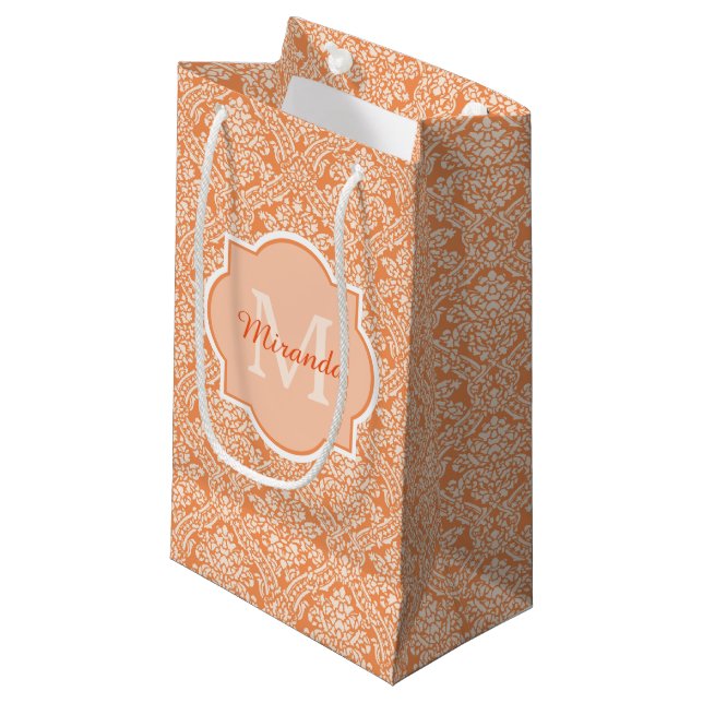 Elegantes Orange Damask Muster Monogramm und Name Kleine Geschenktüte (Vorderseite Schrägansicht)