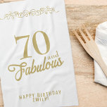 Elegantes Ornament 70 und fabelhaft 70. Geburtstag Geschirrtuch<br><div class="desc">Elegantes Ornament 70 und prächtiges 70. Geburtstagsküchen. 70 und fabelhaftes Sprichwort in trendigem goldfarbenem Drehbuch und einer Goldverzierung. Personalisieren Sie es mit Ihrem Namen und dem Alter.</div>