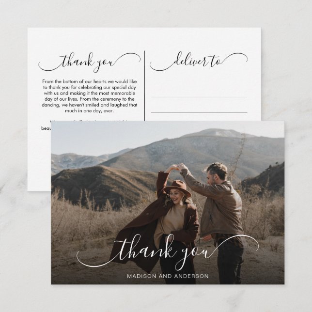 Elegantes Overlay Calligraphy Wedding Foto Dankeskarte (Vorne/Hinten)