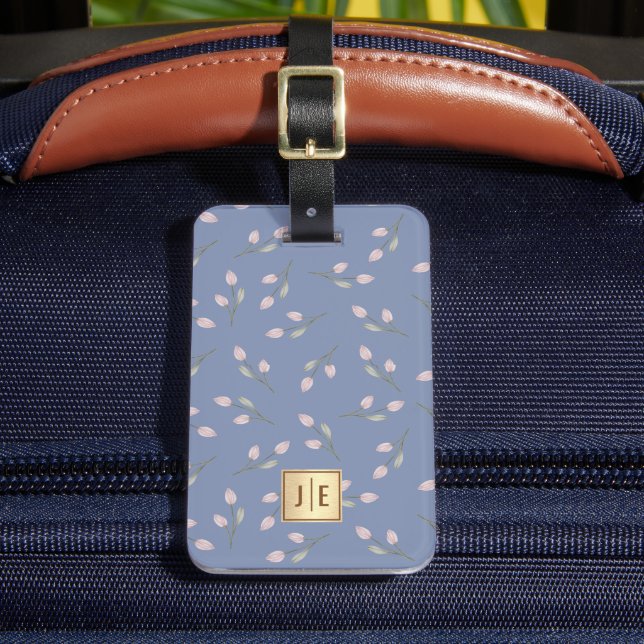 Elegantes Pastel Blue Floral Shiny Gold Monogramm Gepäckanhänger (Vorderseite Insitu 2)