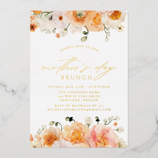 Elegantes Peach Floral Mutter's Day Brunch Folieneinladung (Vorderseite)
