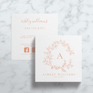 Elegantes Peach Monogram Floral Wappen Beruflich Quadratische Visitenkarte