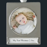 Elegantes Personalisiert Baby's First Christmas Fo Banner-Ornament Silber<br><div class="desc">Elegant Personalisiert Baby's First Christmas Silver Platin Banner Ornament Kann vollständig an Ihre Bedürfnisse angepasst werden. © Gorjo Designs. Made for you via Zazzle Plattform. // Benötigen Sie Hilfe bei der Anpassung Ihres Designs? Andere Ideen got? Kontaktieren Sie mich (Zoe) direkt über den unten stehenden Kontaktknopf.</div>