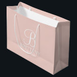 Elegantes Personalisiertes Bridesmaid Monogramm un Große Geschenktüte<br><div class="desc">Elegante Personalisierte Bridesmaid-Geschenke mit personalisierten Monogramm im eleganten,  weißen Schriftart-Stil mit Name und Titel der Brautjungfrau im klassischen Serif-Schriftart-Stil auf rot-rosa Hintergrund. Auch perfekt für die Trauzeugin,  Blumenmädchen,  Brautmutter und vieles mehr.</div>