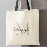 Elegantes Personalisiertes Monogramm Tragetasche<br><div class="desc">Diese moderne und elegante Tote-Tasche zeichnet sich durch ein stilvolles Monogramm und einen Namen in der Schriftzypografie aus. Es ist leicht anpassbar und wird ein großes Geschenk für Ihre Hochzeitsfeier,  Trauzeugin,  Brautmädchen,  Mütter der Braut und Bräutigam,  und Blume Mädchen wird dieses nachdenkliche Geschenk schätzen.</div>