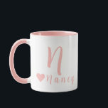 Elegantes Personalisiertes Monogramm und Name in R Tasse<br><div class="desc">Das Design zeichnet sich durch eine individuell anpassbare Typografie für die Personalisierung von Namen und Monografien in einer eleganten hellen Rose, pastellrosa Schriftzeichen aus. Für Fragen wenden Sie sich bitte an den Künstler unter wafadahdalcreates@gmail.com. © Wafa Y. Dahdal - Alle Rechte vorbehalten.</div>
