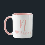 Elegantes Personalisiertes Monogramm und Name in R Tasse<br><div class="desc">Das Design zeichnet sich durch eine individuell anpassbare Typografie für die Personalisierung von Namen und Monografien in einer eleganten hellen Rose,  pastellrosa Schriftzeichen aus. Für Fragen wenden Sie sich bitte an den Künstler unter wafadahdalcreates@gmail.com. © Wafa Y. Dahdal - Alle Rechte vorbehalten.</div>