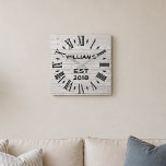 Elegantes personalisiertes rustikales weißes Holz Quadratische Wanduhr<br><div class="desc">Diese schönen, einzigartigen, kundenspezifischen, personalisierten, ein-von-ein-netten Ausrüstungsbeschreibungen eine rustikale Uhr mit einem weißen hölzernen Hintergrund des Imitats. Fertigen Sie dieses Einzelteil besonders an, indem Sie den Namen und die Wörter zu ändern, was auch immer Sie mögen. Dieses würde ein perfektes Jahrestagsgeschenk oder Hochzeitsgeschenk für die Jungvermählten machen. Besichtigen Sie bitte...</div>