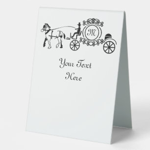 Elegantes Pferd Gezeichnet Wedding Wagon Monogramm Tischaufsteller