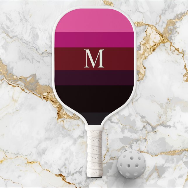 Elegantes Pflaumen-Fuchsien-Farbenblock-Monogramm Pickleball Schläger (A monogrammed pickleball paddle with sleek color block design in plum, burgundy and fuchsia pink)