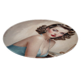 Elegantes Pin-Up-Girl-Schönheit in Satinblau-Kleid Schneidebrett