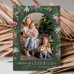 Elegantes Pink Winter Greenery Foto Feiertagskarte<br><div class="desc">Diese Kollektion besticht durch leuchtend rosa Aquarellen,  Beeren und Wintergrün mit moderner und eleganter Typografie,  die im Winter mit botanischen Mustern geschmückt ist.</div>