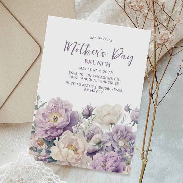 Elegantes Purple Flowers Muttertagsbrunch Einladung (Elegant purple and cream-colored floral Mother's Day Brunch invitation)