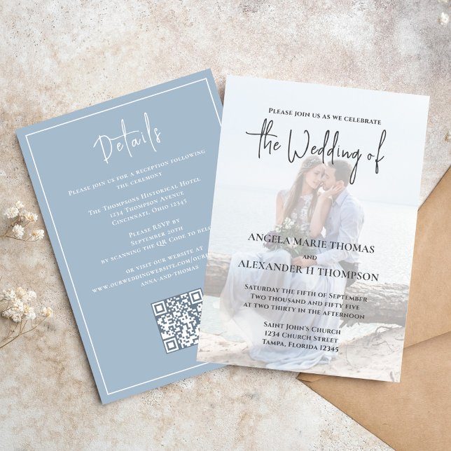 Elegantes QR Code UAWG Foto Simple Dusty Blue Einladung (Elegant photo wedding invitation with QR code RSVP and details. )