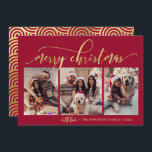 Elegantes Red and Gold Script 3 Foto Weihnachten<br><div class="desc">Modernes, elegantes Script Red und Gold 3 Foto Collage Merry Christmas Holiday Card.Diese festliche Urlaubskarte verfügt über eine stilvolle 3-Foto Grid Collage mit einem skurrilen "Frohe Weihnachten" Gruß in eleganter handgeschriebener Kalligrafie. Der Text wird in einem Imitat goldenes Pinselskript mit Swashes angezeigt, wunderschönes Set vor einem reichen roten Hintergrund. Die...</div>