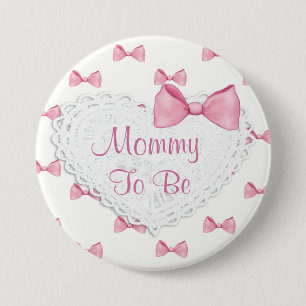 Elegantes Rosa beugt Mama, um Babypartyknopf zu Button